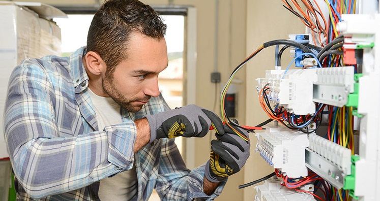 İzmir Elektrik Teknik Servisi, elektrik tesisatı tadilatı, yerinde servis, arıza onarımı, profesyonel destek, 7/24 hizmet, hızlı çözümler, İzmir elektrik servisi, tesisat bakımı, elektrik sorunları.